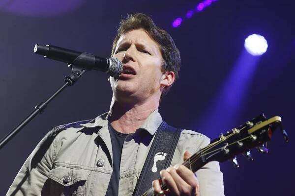 RECENZE: Pozitivní a vyzrálý James Blunt kraloval pod sedmi lustry