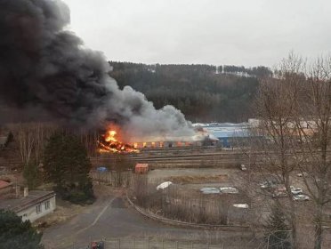 V Chrastavě hořelo v průmyslovém areálu, zítra začne vyšetřování