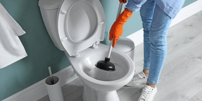Jak vyčistit ucpaný záchod? Levné domácí metody, které pomůžou