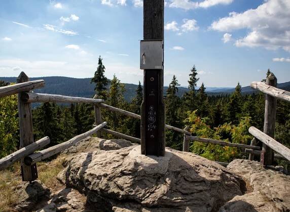Rolandův kámen – skalní vyhlídka nad Karlovou Studánkou | PrimaVylety.cz