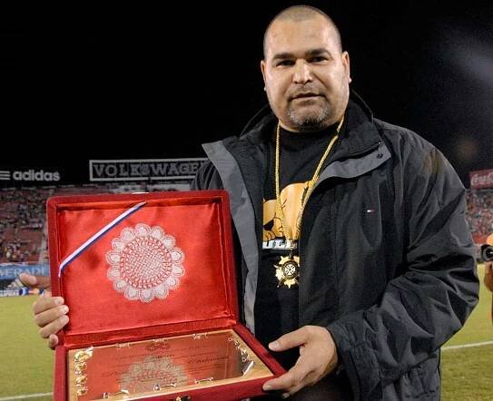 Paraguayan Legend Jose Luis Chilavert Holding Arsenio Erico Medal Wallpaper