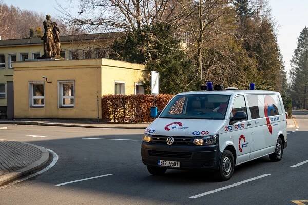 Razie v třinecké nemocnici: Sosnu obsadili policisté, odvedli ředitele Veverku