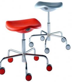 Pracovní židle pro studenty některých oborů mohou mít méně tradiční podobu