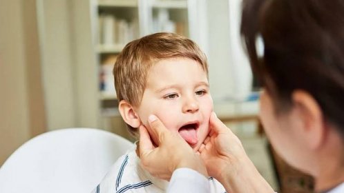 Malinový jazyk a vyrážka po těle: Jak rozeznat spálu od angíny a jak probíhá léčba