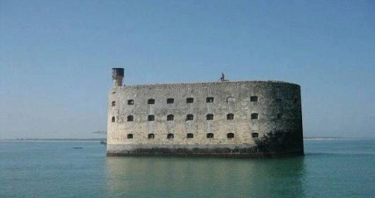 Pevnosti Boyard hrozí zkáza. Slavnou stavbu z dob Napoleona ohrožují silné vlny
