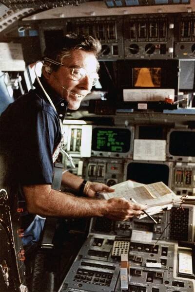 John Young, ninth astronaut on moon, led first shuttle mission, dies at 87 | collectSPACE