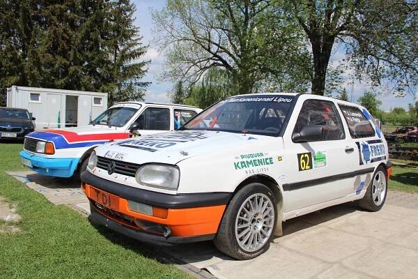 V Houdkovicích už je pořádně živo. Startuje Podorlická rally