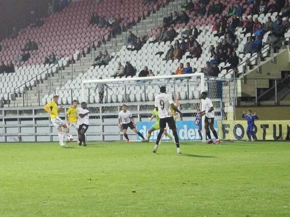 Utkání FORTUNA:NÁRODNÍ LIGY mezi FC Vysočina Jihlava (ve žlutém) a MFK Vyškov.