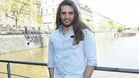 Kdyby nehrál v muzikálech, mohl by točit reklamu na šampóny: Na svoji hřívu si tenhle zpěvák nenechá sáhnout
