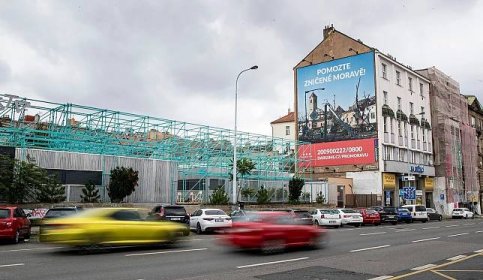 Praha vs. reklamky. Město chystá novelu o reklamě, možná se vrátí obří plachty