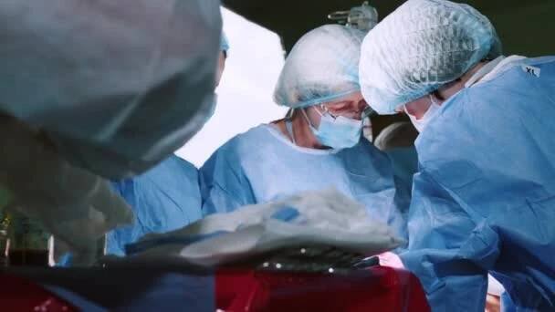 Doktor provádí chirurgii pomocí sterilizovaného vybavení. Chirurgický tým provádí operaci. Gynekologové a porodní báby rodí. Kojenec v porodnici. Vítejte v mateřství — Stock záběr