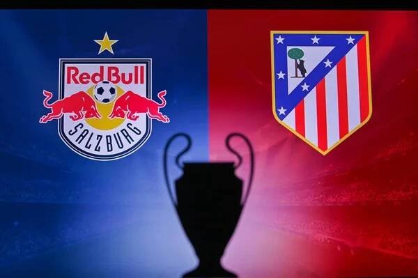 NYON, SWISS, NOVEMBER2. 2020 Red Bull Salzburg versus Atltico Madrid. Fotbal Liga mistrů UEFA 2021 Group Stage zápas. UCL Trophy silueta, znamení klubu na obrazovce v pozadí — Stock obrázek