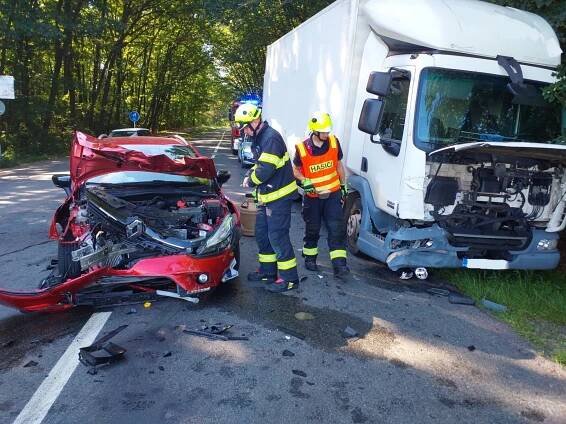 Na křižovatce v Sezemicích se srazil osobák s nákladním autem