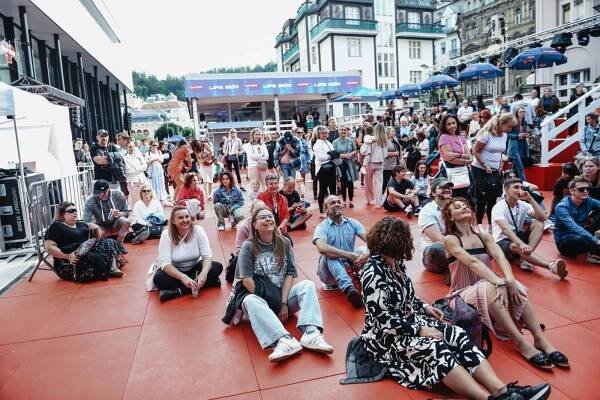 Karlovarský festival se blíží do finále. Na Mattoni Life Baru zahráli David Koller, Ready Kirken a Brixtn
