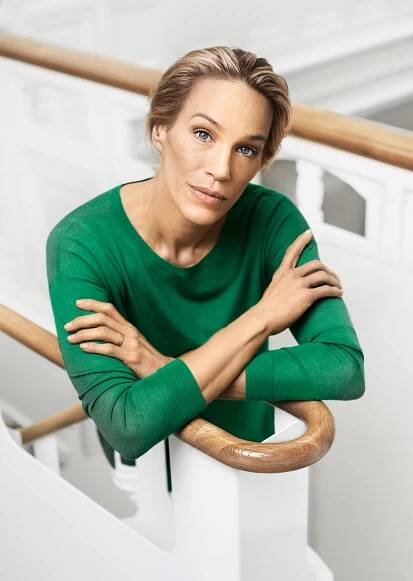 Fotograf och retuschör Sara Arnald - Reklam, porträtt, e-com i studio och on location - Emma Wiklund