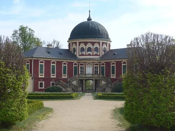 Soubor:Zámek Veltrusy, centrální část zámku.jpg – Wikipedie
