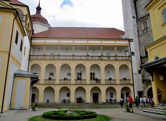 Do Tovačova za zámeckou Spanilou věží i nejstarším renesančním portálem | Svět cestovatele
