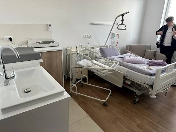 Rodí se méně dětí, některým porodnicím hrozí zánik. Mělník se drží nad vodou
