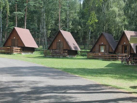 Šestina Čechů jezdí pod stan. Osmina spí pod širákem