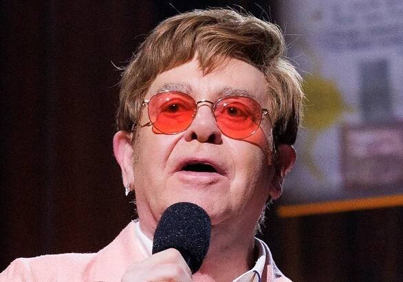 Elton John přišel o zrak. Premiéru muzikálu Ďábel nosí Pradu neviděl, jen slyšel