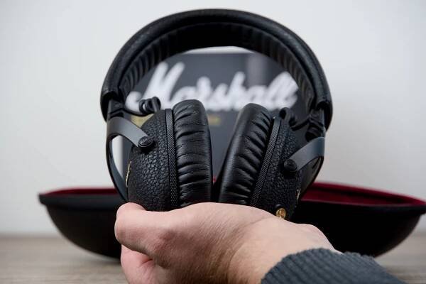Marshall Monitor III ANC - headphones front angle hand