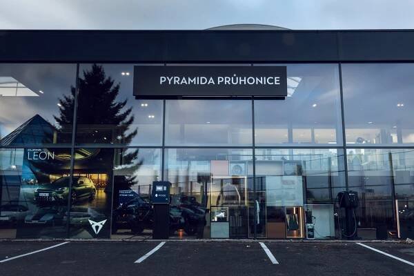 CUPRA otevírá dosud největší showroom u nás. Při návštěvě si můžete prohlédnout i unikátní veterány - BusinessCar