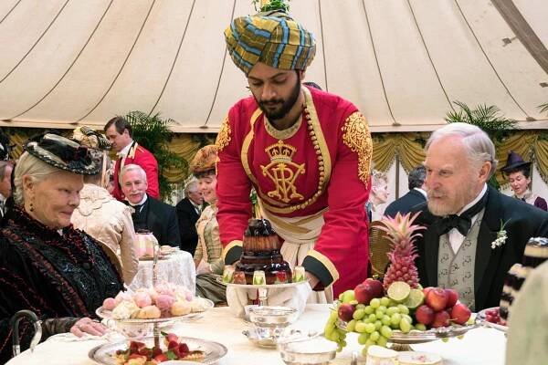 VICTORIA AND ABDUL, FROM LEFT, JUDI DENCH, ALI FAZAL, TIM PIGOTT-SMITH, 2017. PH: PETER MOUNTAIN. ©FOCUS FEATURES