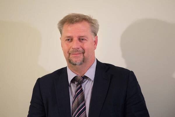 Dva noví poslanci složí slib v úterý. Bendl nahradí Vrecionovou a Babka Maxovou