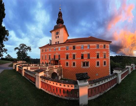 Historie s dotekem umění = Letní sochařský park na zámku Bechyně