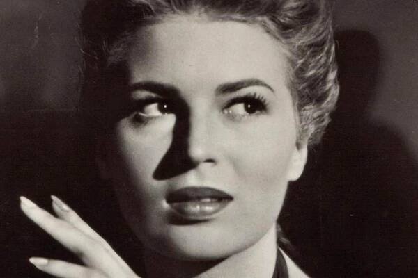 Silvana Mangano sguardo a sinistra