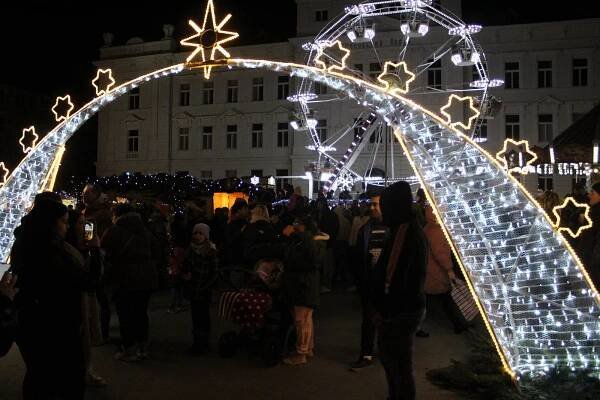 Pyroshow i obří andělé. Advent v Táboře začal už v pátek