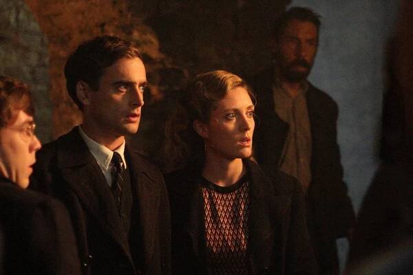 X-company - Do jámy lvové - Z filmu - Jack Laskey, Evelyne Brochu