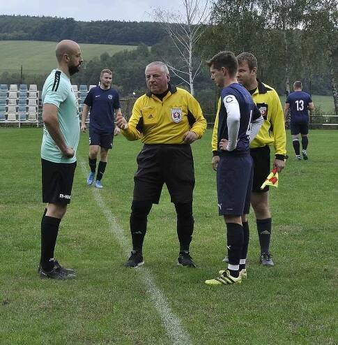 Fotbalisté Havřic (světlé dresy) doma schytali výprask se Slováckem C, kterému podlehli 1:6.