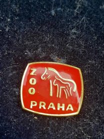 Odznak ZOO PRAHA - červená varianta  - Odznaky, nášivky a medaile