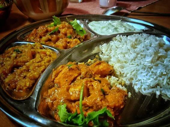 Naložený tác, Sabji, Dhal, kuřecí Tikka masala, okurková rajta a rýže. Placky jsem bohužel nestihl. A omlouvám se za fotku, neměl jsem v tom spěchu po ruce fotoaparát, tak jsem to hulvácky cvaknul mobilem. Třeba příště :-)