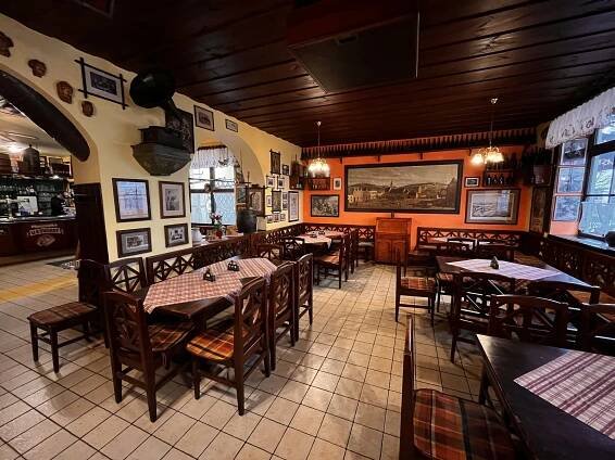 Unikátní atmosféra, dobré pivo. Hospůdku U Kovárny si oblíbily i známé osobnosti