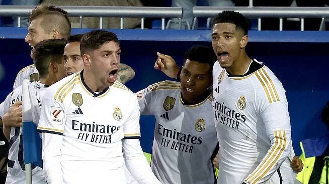 Real v oslabení udolal Alavés a dostal se do čela španělské ligy před Gironu