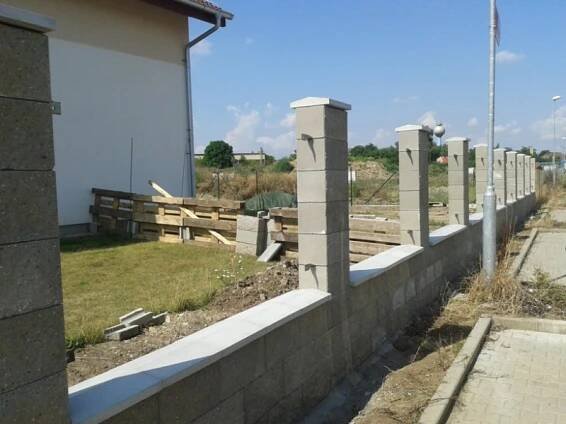 Plot ze štípaných tvarovek, dřevěné plotové výplně – Dřevěné ploty na klíč