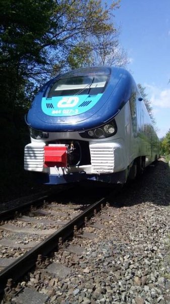 V Děčíně se srazil vlak s autem. Provoz na železnici několik hodin stál