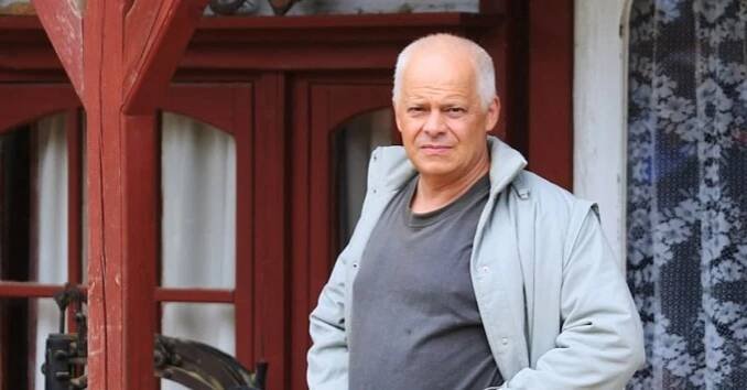 Herec Bob Klepl žije v domku na venkově, rodina měla chatu v Podkrkonoší. Rád uklízí a luxuje