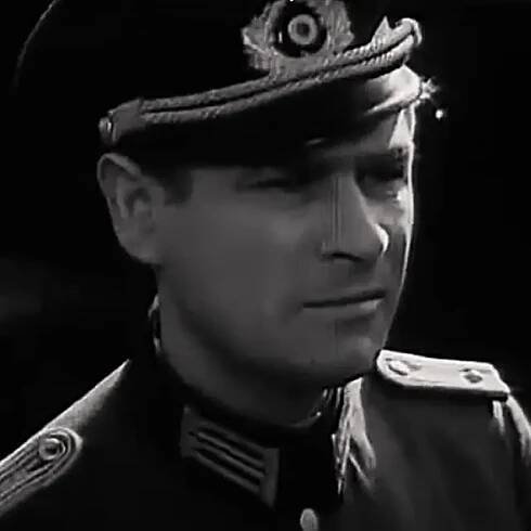 Stanisław Mikulski (1. května 1929-27. listopadu 2014) je z dělnické rodiny, otec byl soustružník. Placené herecké zkoušky složil na odborné škole pro dospělé. Začínal na scéně v Lublinu a propracoval se až do Národního divadla ve Varšavě. 