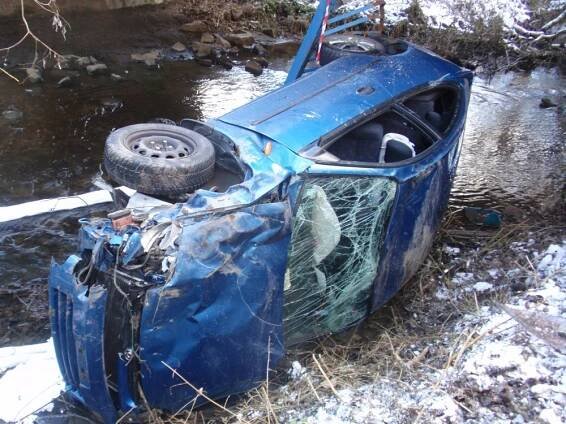 FOTO: Auto po pádu z mostu skončilo v potoce