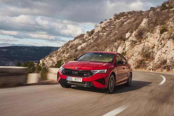 Nová Škoda Octavia RS přihodila dvacet koní a dějí se věci! Na okruhu je zábavnější než kdy dřív