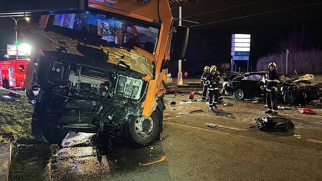 U Strašnic bourala dvě osobní auta s nákladním, na místě je sedm zraněných