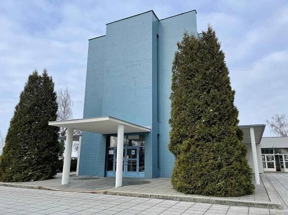 Počet úmrtí s covidem v Olomouckém kraji přesáhl dvoutisícovou hranici. Na snímku krematorium v Olomouci-Neředíně. Prosinec 2021