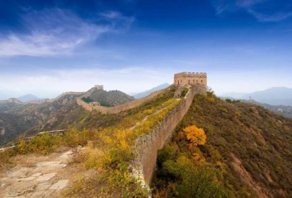 Velká čínská zeď proti modré obloze na podzim — Stock obrázek