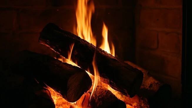 Evropská unie neplánuje zákaz topení dřevem, ale chystá přísnější regulace - Médium.cz