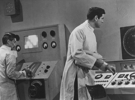 Burt Kwouk, George Baker - Curse of the Fly - Z filmu