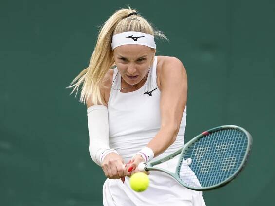 Slovenská tenistka Rebecca Šramková počas 1. kola Wimbledonu 