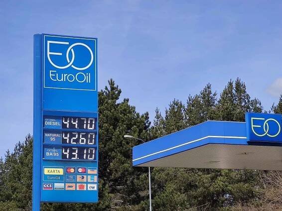 Ceny pohonných hmot klesají. Už se dá natankovat benzín i pod 40 korun za litr